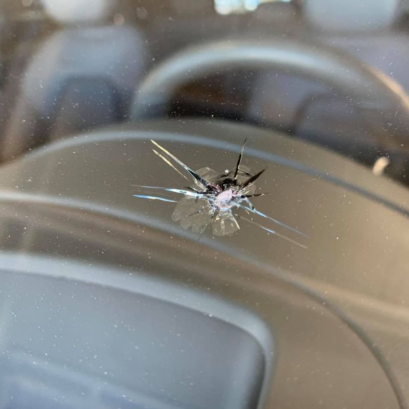 Parabrisas dañado antes de reparación
